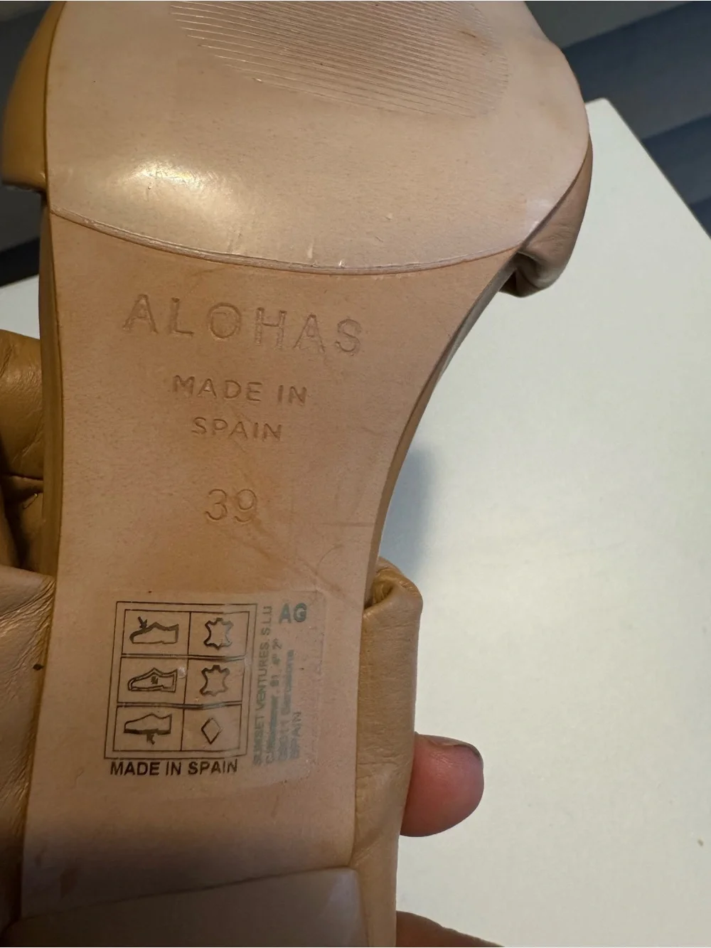 ALOHAS Cognac Padded Double-Band Square-Toe Heels